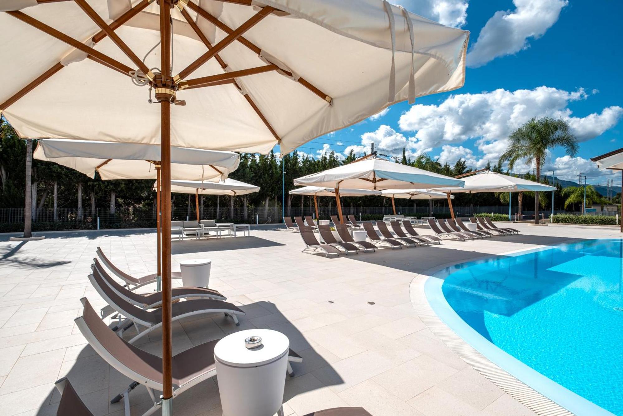 Icaro Residence Apartments With A Beautiful Pool Sant'Agata di Militello Exterior photo